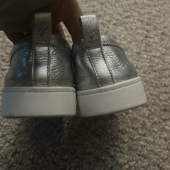 FLASH SALE- Vionic uptown loafer Silver size 7..5 nwot - Picture 8 of 9
